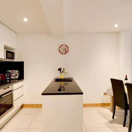 Grand Paradis B11 - Good Location & Parking アパート